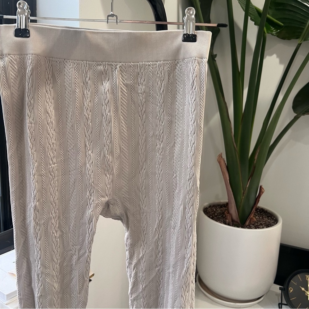 NWOT patterned neutral colored full length leggings